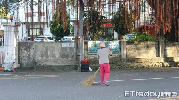 ▲▼黃奶奶連續23年毎日清晨打掃新城鄉街道。（圖／新城警分局提供，下同）