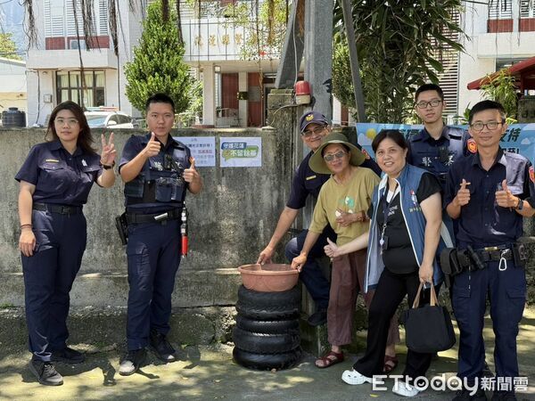 ▲▼黃奶奶連續23年毎日清晨打掃新城鄉街道。（圖／新城警分局提供，下同）