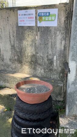 ▲▼黃奶奶連續23年毎日清晨打掃新城鄉街道。（圖／新城警分局提供，下同）