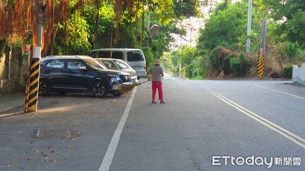 ▲▼黃奶奶連續23年毎日清晨打掃新城鄉街道。（圖／新城警分局提供，下同）