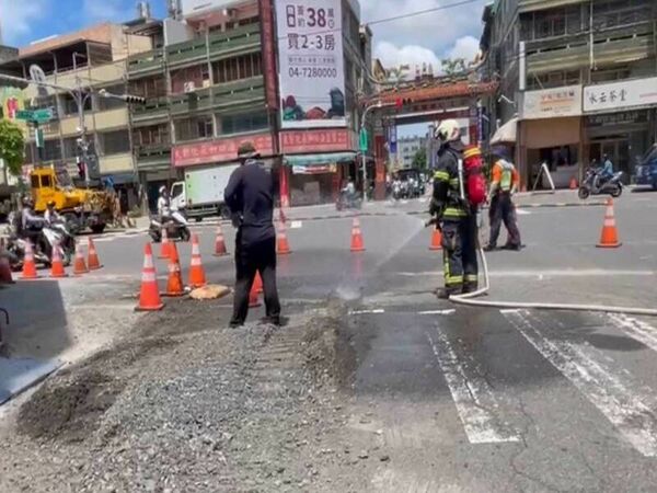 ▲彰化市挖斷管線瓦斯外洩消防到場灑水警戒。（圖／記者唐詠絮翻攝）