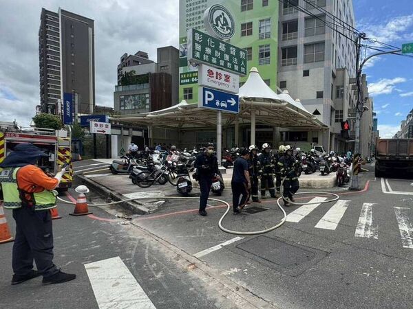 ▲彰化市挖斷管線瓦斯外洩消防到場灑水警戒。（圖／記者唐詠絮翻攝）