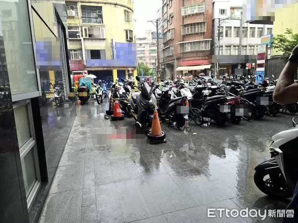 ▲▼新北市汐止行政中心墜樓，69歲男搶救中。（圖／記者邱中岳翻攝）