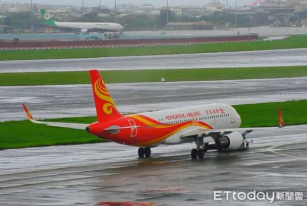 ▲▼桃園機場發生兩架航班在滑行道上「頭對頭」的情況。（圖／翻攝自YouTube／Taoyuan Airport）