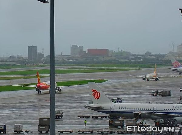 ▲▼桃園機場發生兩架航班在跑道上「頭對頭」的情況。（圖／翻攝自YouTube／Taoyuan Airport）