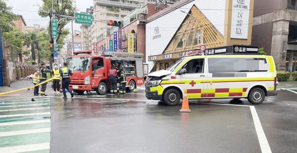 ▲桃園市蘆竹區賴姓婦人今天上午在住處服藥欲輕生，消防人員據報後到場急救送醫，但救護車送醫途中卻發生小貨車碰撞意外。（圖／桃園市消防局提供）