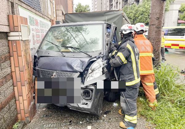 ▲桃園市蘆竹區忠孝西路今天中午發生救護車碰撞小貨車事故，小貨車駕駛受困車內，消防人員以破壞器材救出受困陳姓駕駛。（圖／桃園市消防局提供）