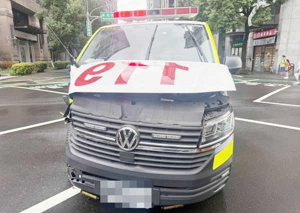 ▲桃園市蘆竹區忠孝西路今天中午發生救護車碰撞小貨車事故，救護車車頭凹陷。（圖／蘆竹警方提供）