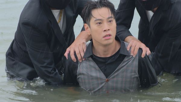 ▲吳東諺在《好運來》劇中多次被壓入海水中。（圖／民視提供）