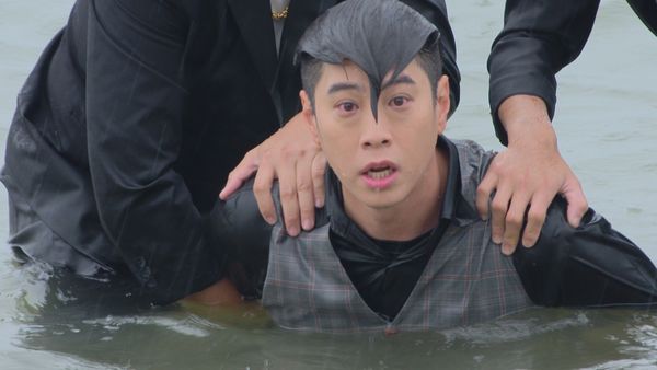 ▲吳東諺在《好運來》劇中多次被壓入海水中。（圖／民視提供）