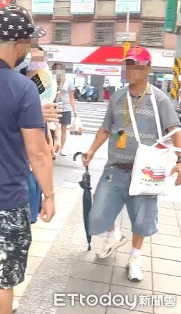 ▲雙和罷團在景安捷運站前遭反對民眾攻擊。（圖／記者陸運陞翻攝）