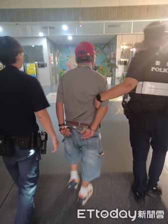 ▲雙和罷團在景安捷運站前遭反對民眾攻擊。（圖／記者陸運陞翻攝）