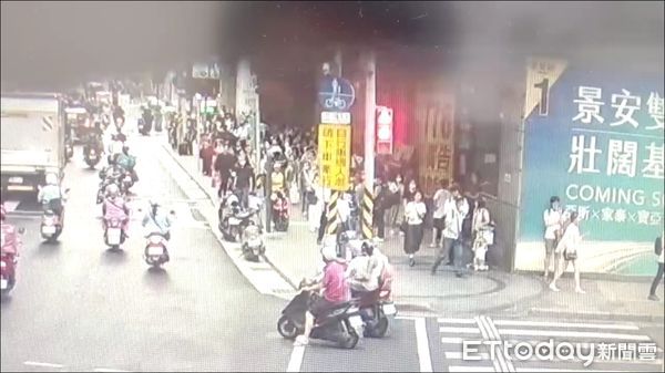 ▲雙和罷團在景安捷運站前遭反對民眾攻擊。（圖／記者陸運陞翻攝）