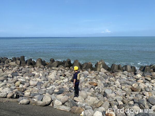 ▲台南市消防局、海巡人員25日上午8時許，再度啟動陸海空搜索失蹤男童。（記者林東良翻攝，下同）