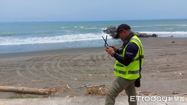 ▲台南市消防局、海巡人員25日上午8時許，再度啟動陸海空搜索失蹤男童。（記者林東良翻攝，下同）