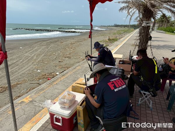 ▲台南市消防局、海巡人員25日上午8時許，再度啟動陸海空搜索失蹤男童。（記者林東良翻攝，下同）