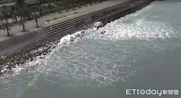 ▲台南市消防局、海巡人員25日上午8時許，再度啟動陸海空搜索失蹤男童。（記者林東良翻攝，下同）