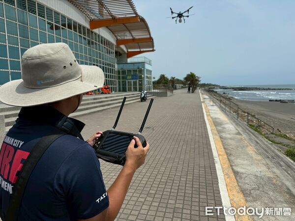 ▲台南市消防局、海巡人員25日上午8時許，再度啟動陸海空搜索失蹤男童。（記者林東良翻攝，下同）
