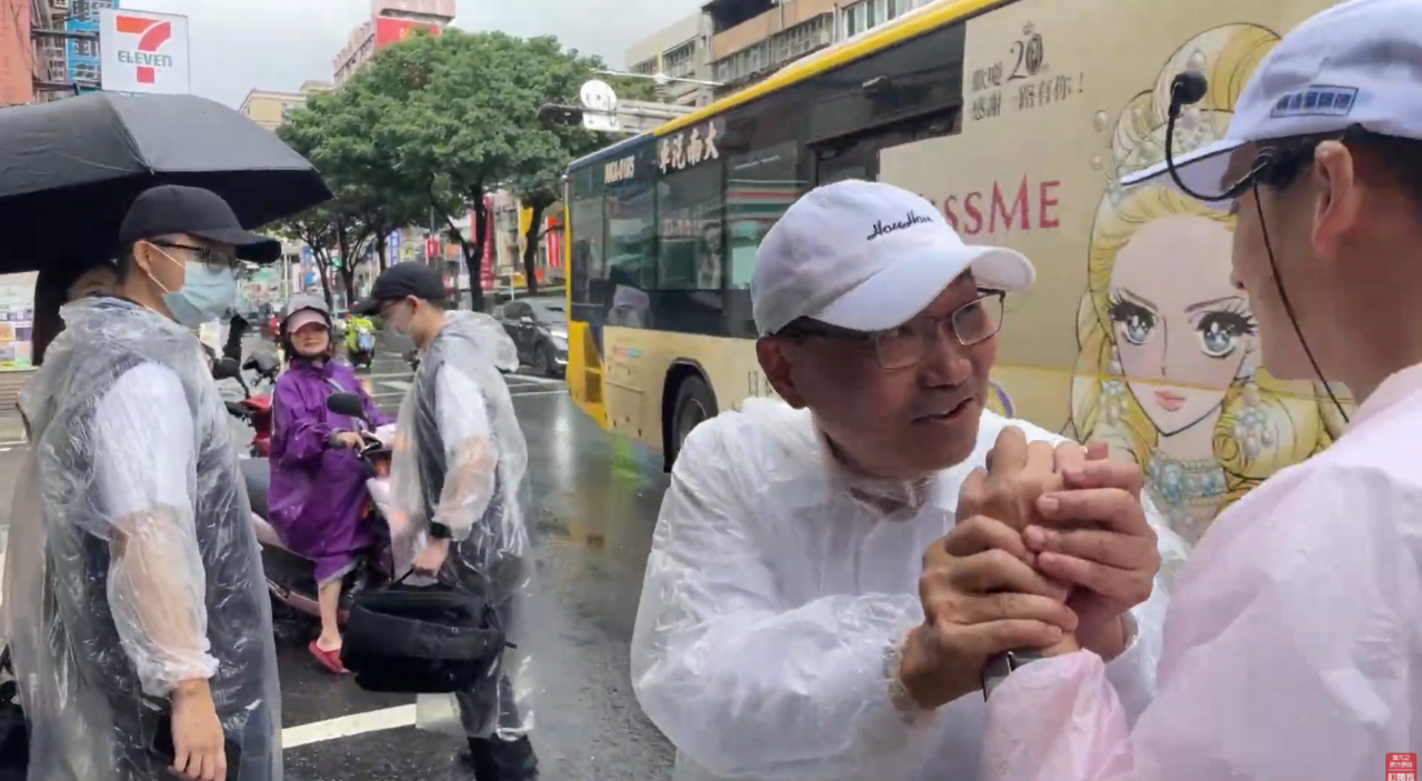 為反罷拚了！　侯友宜、趙少康冒雨陪葉元之站路口「催出不同意票｣