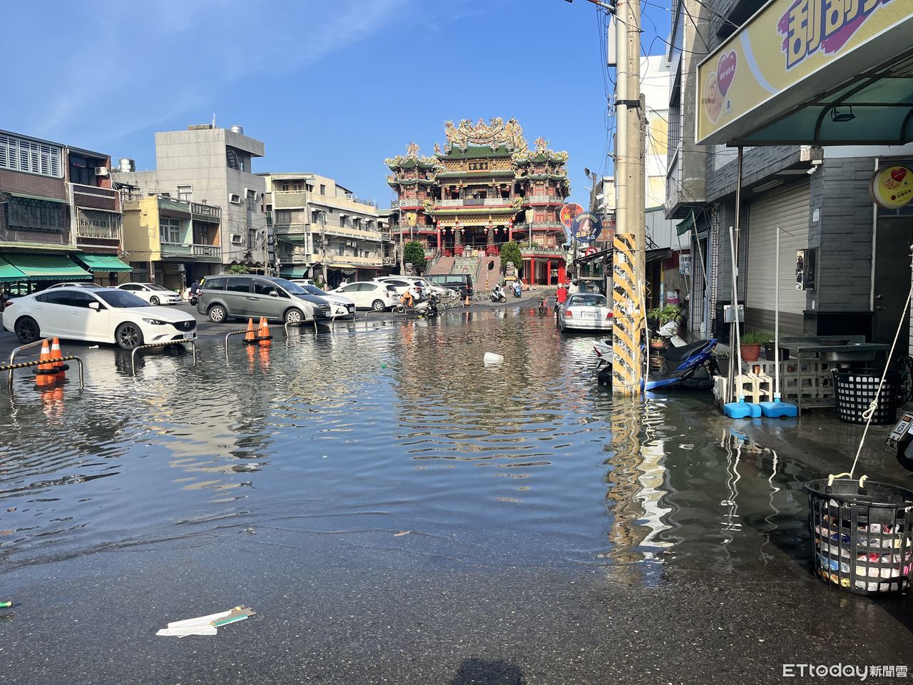 高雄大晴天「水淹小腿肚」街道變小河畫面曝　水利局曝原因