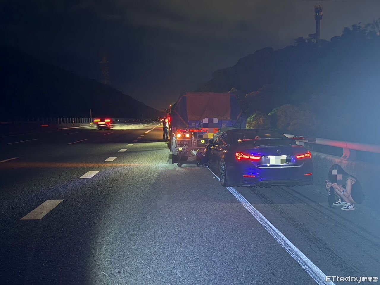 28歲瑪莎拉蒂男酒駕！國3硬插聯結車底慘死　長髮辣妹嚇傻蹲路肩