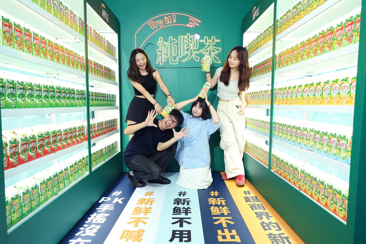 【廣編】純喫茶有夠狂！驚見巨型溜滑梯快閃登錄華山　3秒出茶掀打卡熱潮