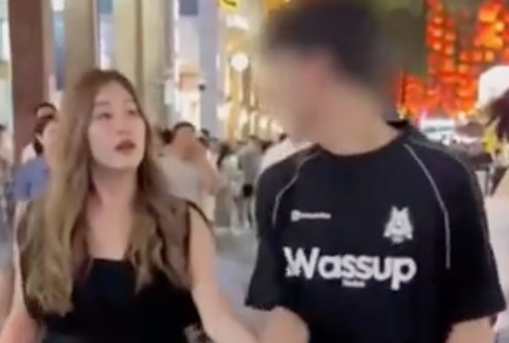 影／摸腿又牽手！　外國女網紅「惡搞」大陸陌生男性