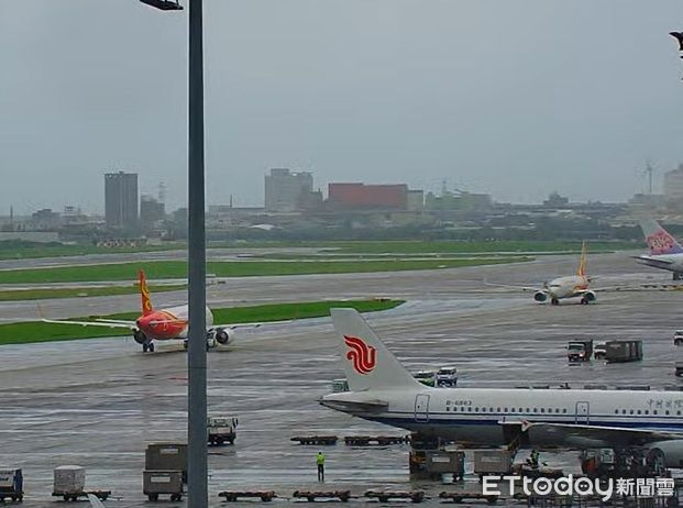 快訊／桃園機場驚見「兩飛機頭對頭」　班機遭疑滑錯道