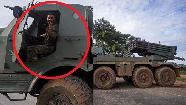 ▲▼柬埔寨奧多棉吉省的一名軍事人員在BM-21 Grad 多管火箭發射器的運載車輛，興奮比出YA手勢，造成泰國平民慘死。（圖／路透）