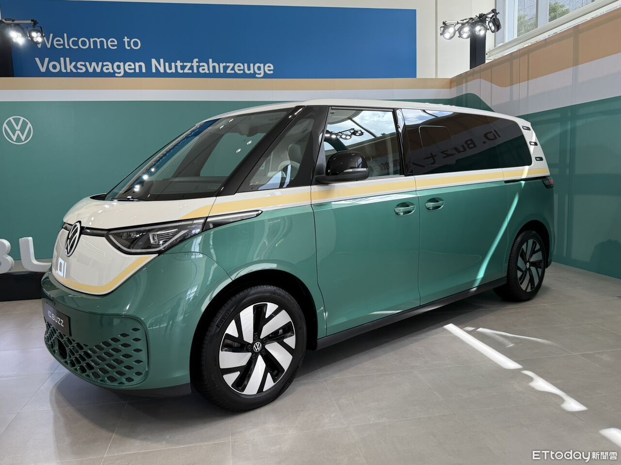 ▲三菱國產小休旅首度曝光；福斯商旅6人座MPV上市；TOYOTA越野休旅100輛抽籤預定。（圖／翻攝自各車廠）