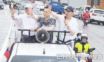 選前大雨滂沱中掃街 朱立倫籲支持者:明天投票風雨無阻