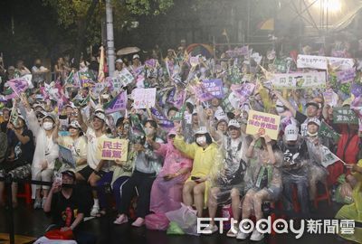 罷團晚會人潮湧至中山南路 作家轟黃國昌在中共跟台灣間竟有選擇障礙