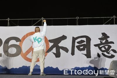 館長站台轟「青鳥」鬧場丟冥紙　身分曝光竟是反罷免網紅！
