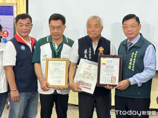 ▲民政局長姜淋煌、安平區長蕭泰華，安平天后宮主委盧友禮、安平觀音亭主委顏東賢與台南市議員盧崑福、周麗津、林依婷、林美燕，安平地方里長均到場力挺。（記者林云攝，下同）