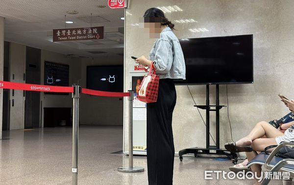 ▲老公遭弟弟殺死，姐姐哀痛聯繫葬儀社。（圖／記者劉昌松攝）