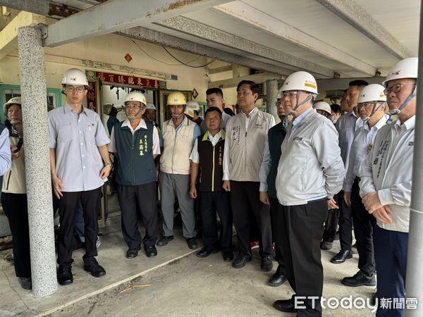 ▲行政院長卓榮泰與市長黃偉哲到七股災區視察，向志工表達感謝之意。（圖／記者林東良翻攝，下同）