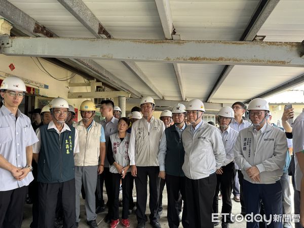 ▲行政院長卓榮泰與市長黃偉哲到七股災區視察，向志工表達感謝之意。（圖／記者林東良翻攝，下同）