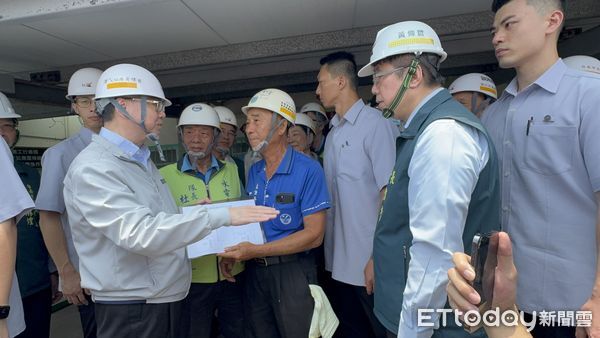 ▲行政院長卓榮泰與市長黃偉哲到七股災區視察，向志工表達感謝之意。（圖／記者林東良翻攝，下同）