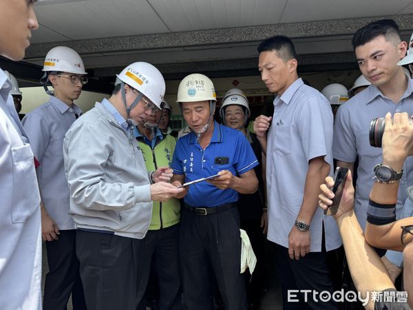 ▲行政院長卓榮泰與市長黃偉哲到七股災區視察，向志工表達感謝之意。（圖／記者林東良翻攝，下同）