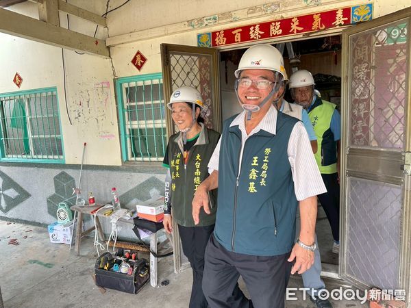 ▲行政院長卓榮泰與市長黃偉哲到七股災區視察，向志工表達感謝之意。（圖／記者林東良翻攝，下同）