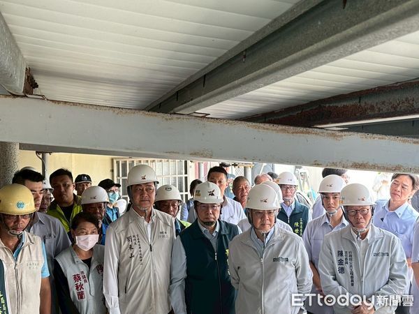 ▲行政院長卓榮泰與市長黃偉哲到七股災區視察，向志工表達感謝之意。（圖／記者林東良翻攝，下同）