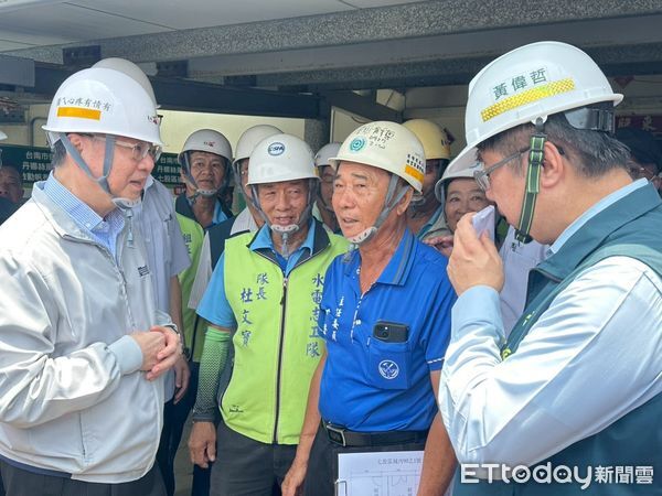 ▲行政院長卓榮泰與市長黃偉哲到七股災區視察，向志工表達感謝之意。（圖／記者林東良翻攝，下同）