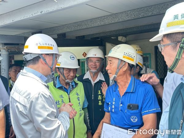 ▲行政院長卓榮泰與市長黃偉哲到七股災區視察，向志工表達感謝之意。（圖／記者林東良翻攝，下同）