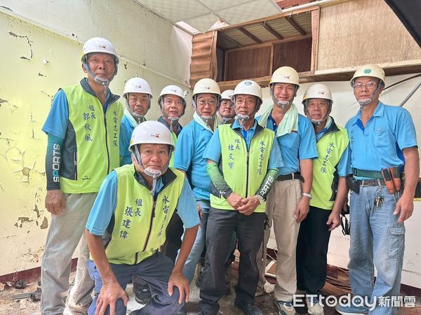 ▲行政院長卓榮泰與市長黃偉哲到七股災區視察，向志工表達感謝之意。（圖／記者林東良翻攝，下同）