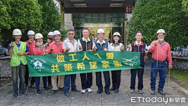 ▲行政院長卓榮泰與市長黃偉哲到七股災區視察，向志工表達感謝之意。（圖／記者林東良翻攝，下同）