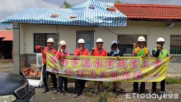 ▲行政院長卓榮泰與市長黃偉哲到七股災區視察，向志工表達感謝之意。（圖／記者林東良翻攝，下同）