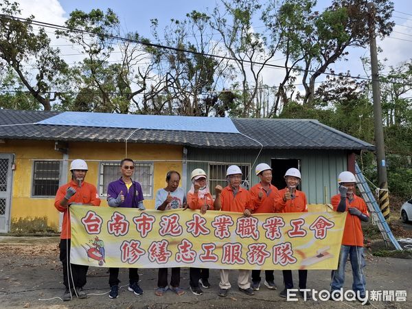 ▲行政院長卓榮泰與市長黃偉哲到七股災區視察，向志工表達感謝之意。（圖／記者林東良翻攝，下同）