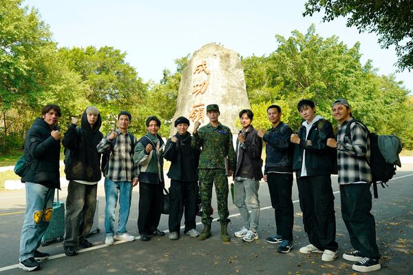 ▲▼ 《九條好漢在一班》星兵成功嶺報到。黃恩賜（左起）、林亭翰、阿夫、蓋瑞、顏佑庭、黃鐙輝、孫其君、孫綻、潘君侖、曾子余。（圖／台視提供）