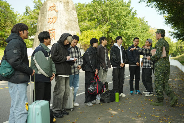 ▲▼ 《九條好漢在一班》星兵成功嶺報到。黃恩賜（左起）、林亭翰、阿夫、蓋瑞、顏佑庭、黃鐙輝、孫其君、孫綻、潘君侖、曾子余。（圖／台視提供）