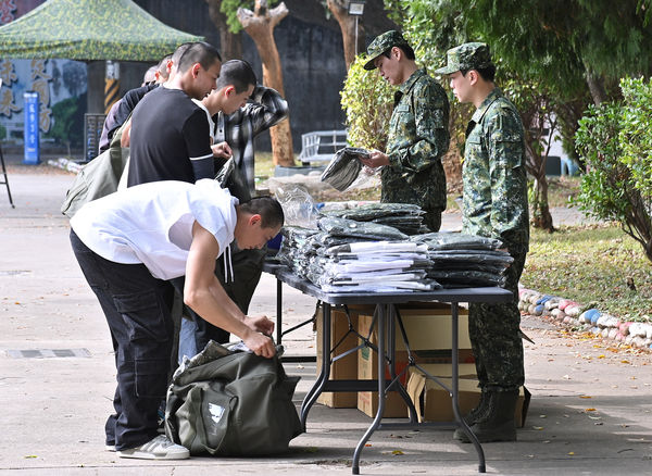 ▲▼ 《九條好漢在一班》星兵成功嶺報到。黃恩賜（左起）、林亭翰、阿夫、蓋瑞、顏佑庭、黃鐙輝、孫其君、孫綻、潘君侖、曾子余。（圖／台視提供）